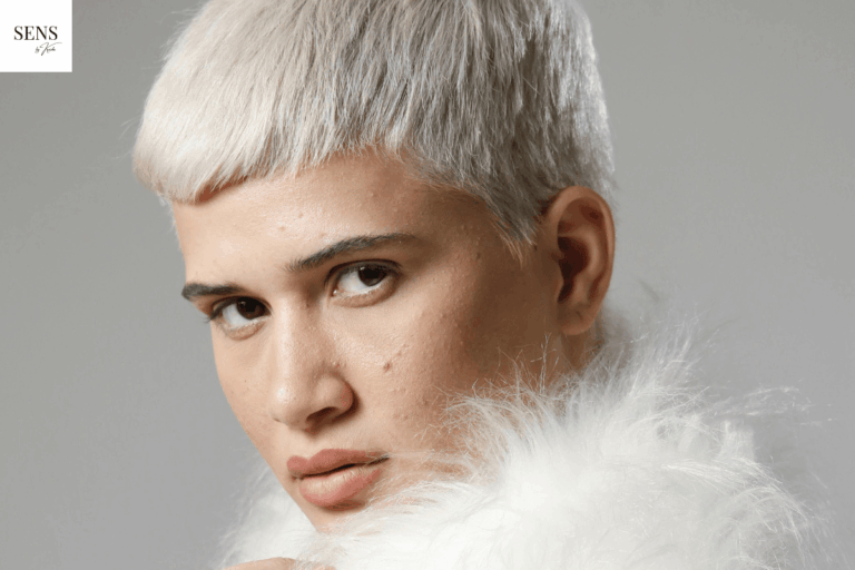 Kobieta z krótką fryzurą pixie cut – modna fryzura damska na lato 2025