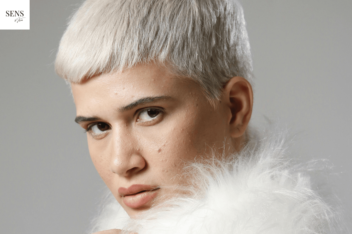 Kobieta z krótką fryzurą pixie cut – modna fryzura damska na lato 2025