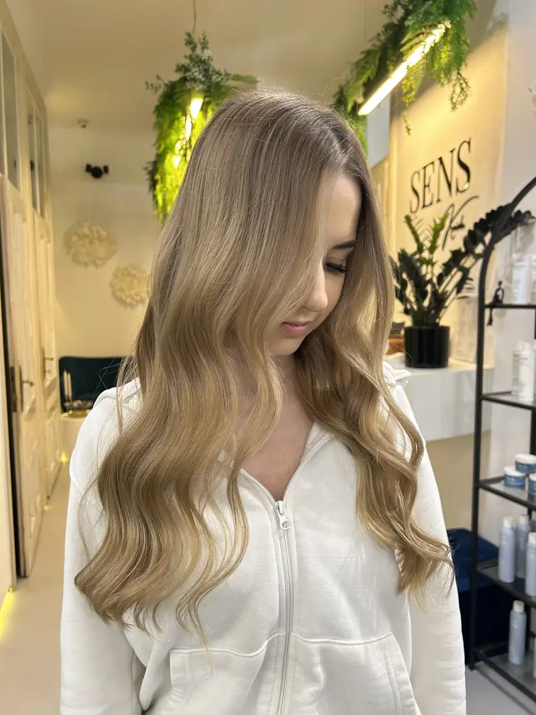 Efekt stylizacji włosów blond