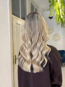 Stylizacja fryzury damskiej wykonana w salonie fryzjerskim w Warszawie SENS By Kaida (3)