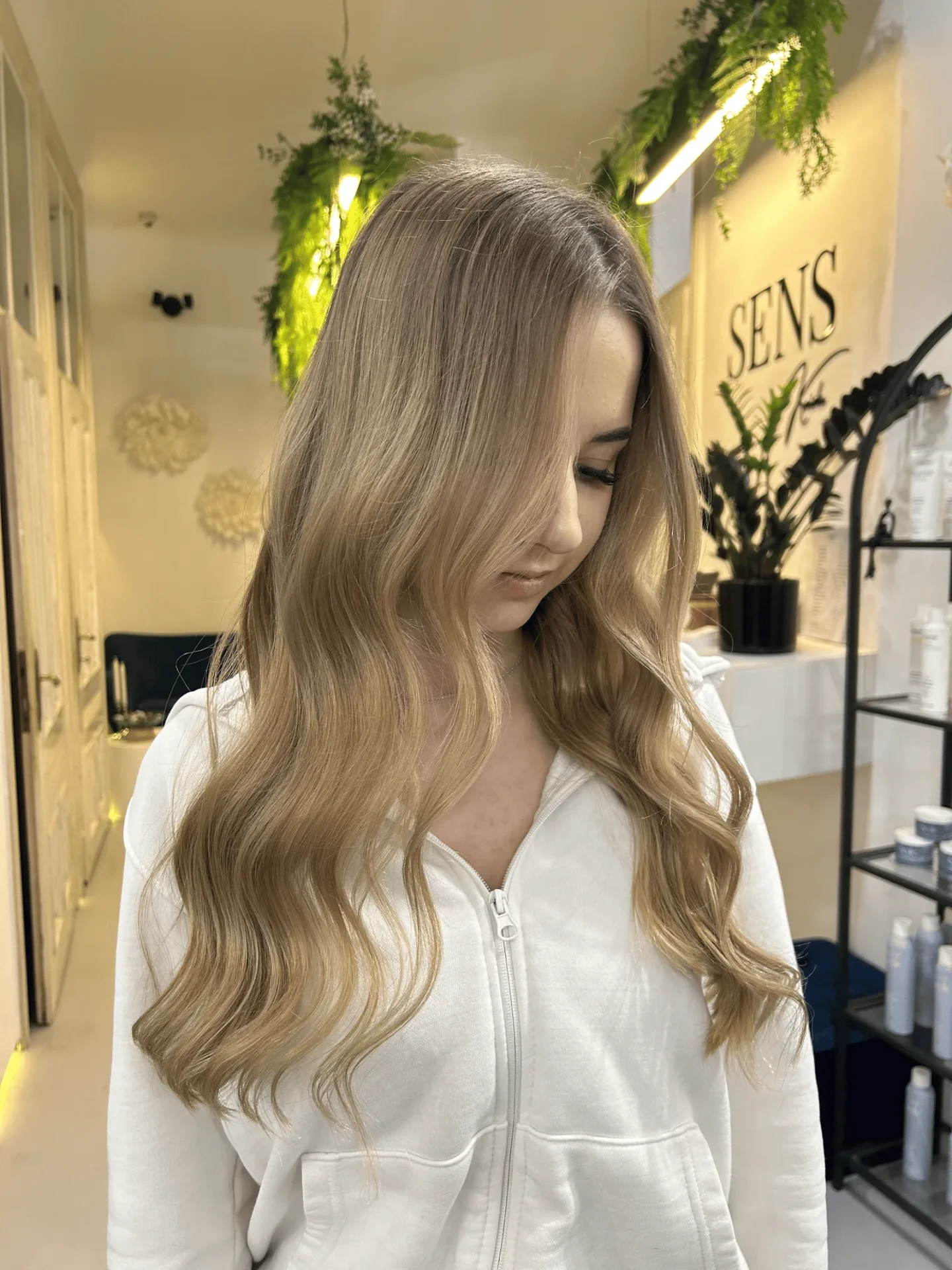 Stylizacja fryzury damskiej wykonana w salonie fryzjerskim w Warszawie SENS By Kaida (7)
